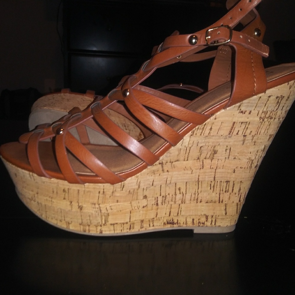 Leg elongating wedges